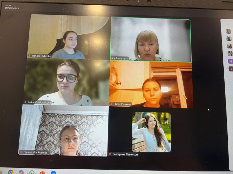 У вівторок, 21 жовтня, о 17.00 відбулося перше в цьому навчальному році засідання наукового гуртка кафедри перекладознавства імені Миколи Лукаша на тему «Як написати достойну студентську роботу і отримати задоволення від процесу і результату». 