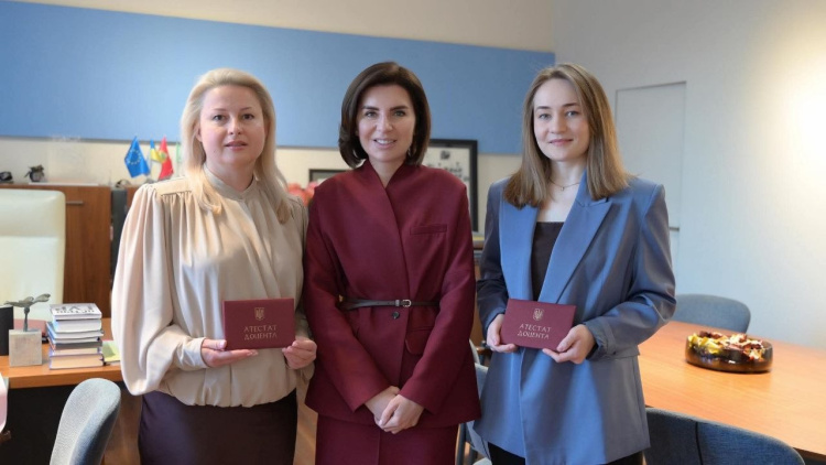 ​Вітаємо представниць факультету іноземних мов з отриманням атестатів про присвоєння вченого звання доцента!