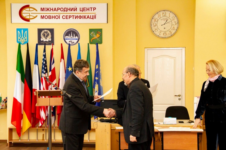 Awarding Certificates to University Employees Who Successfully Passed International English Language Exam