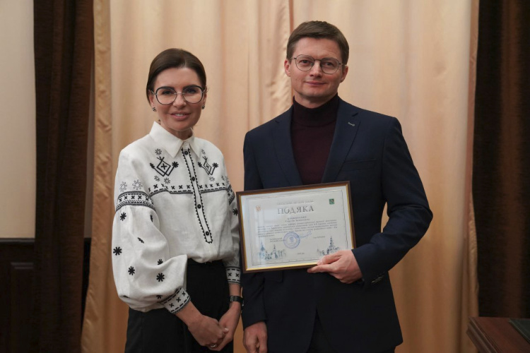 ​Факультет іноземних мов щиро вітає доцента кафедри романо-германської філології Сергія Криворучка із отриманою подякою!